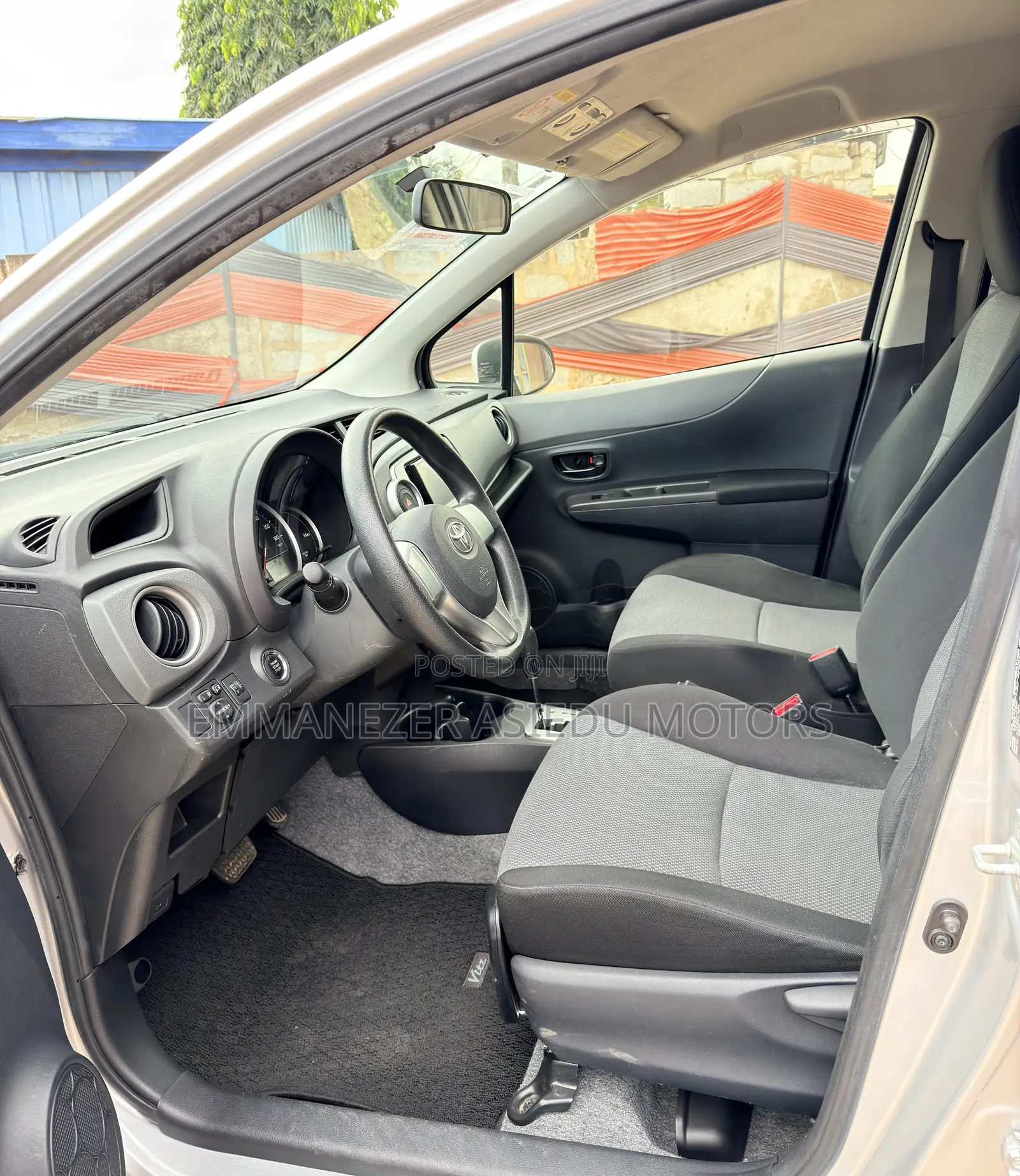 Toyota Vitz 1.3 FWD 5dr 2013 Silver