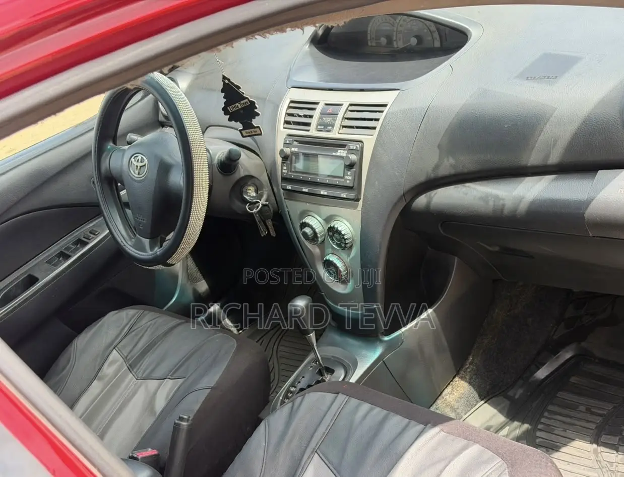 Toyota Yaris Base Sedan 4dr 2010 Silver