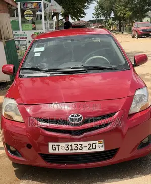 Toyota Yaris Base Sedan 4dr 2010 Silver