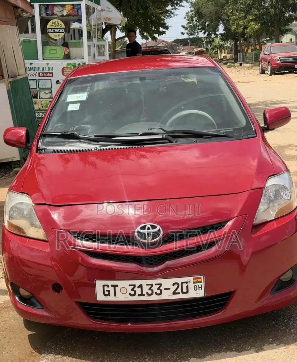 Toyota Yaris Base Sedan 4dr 2010 Silver