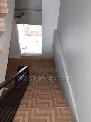 3bdrm Apartment in Madina, Zongo Junction for rent