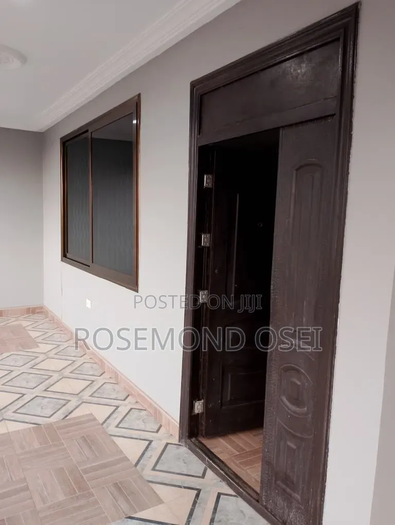3bdrm Apartment in Madina, Zongo Junction for rent