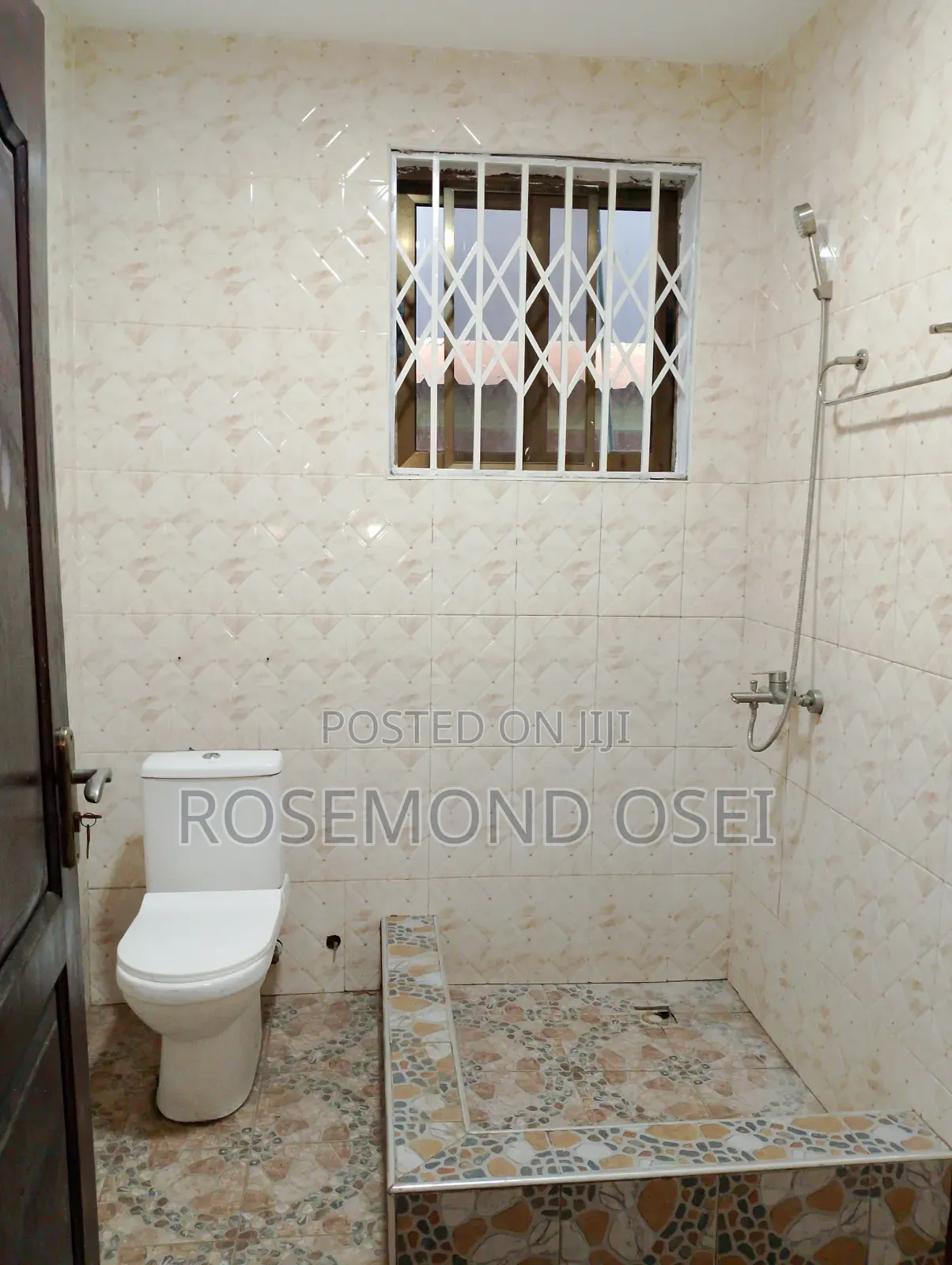 3bdrm Apartment in Madina, Zongo Junction for rent
