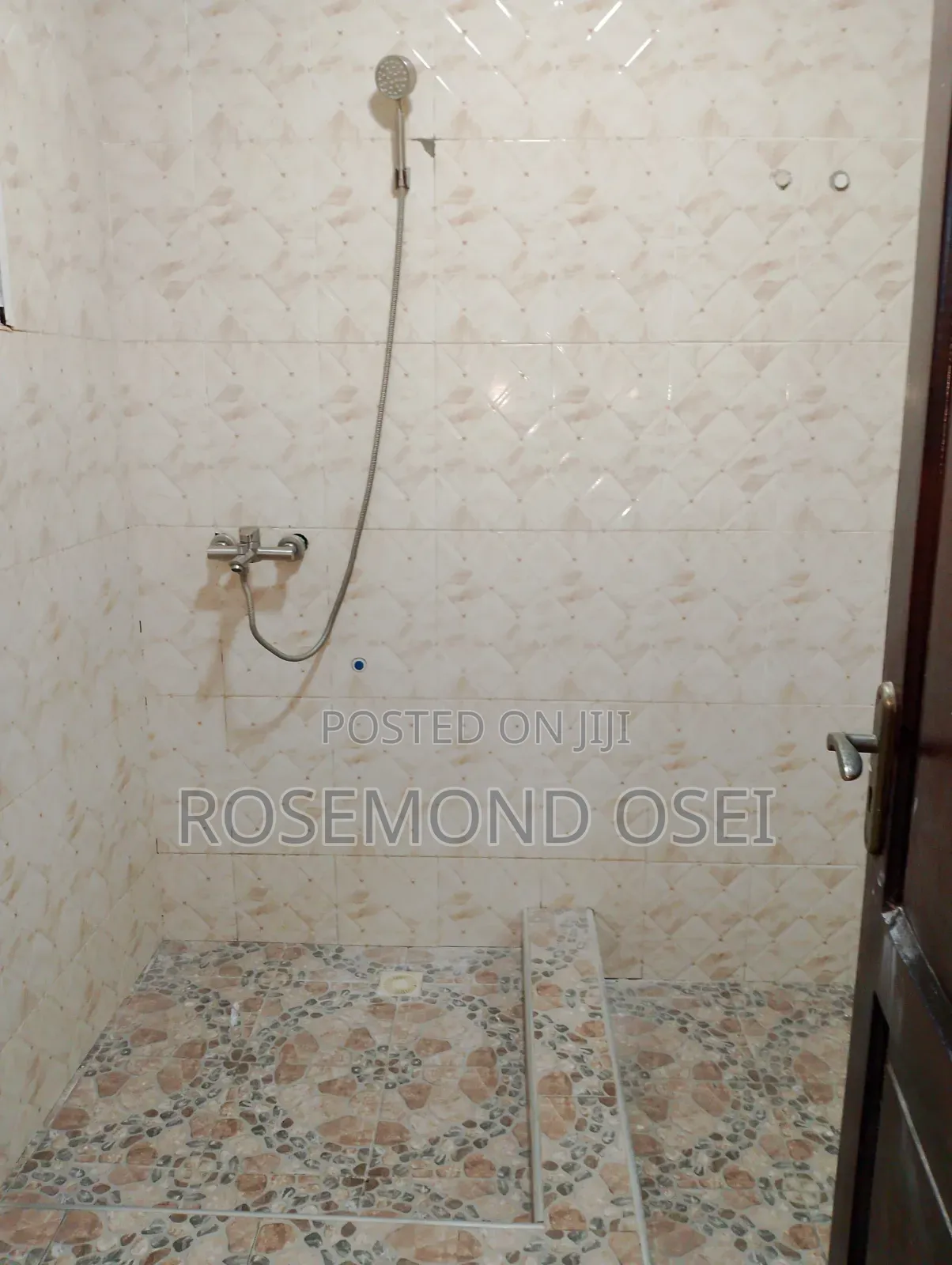 3bdrm Apartment in Madina, Zongo Junction for rent