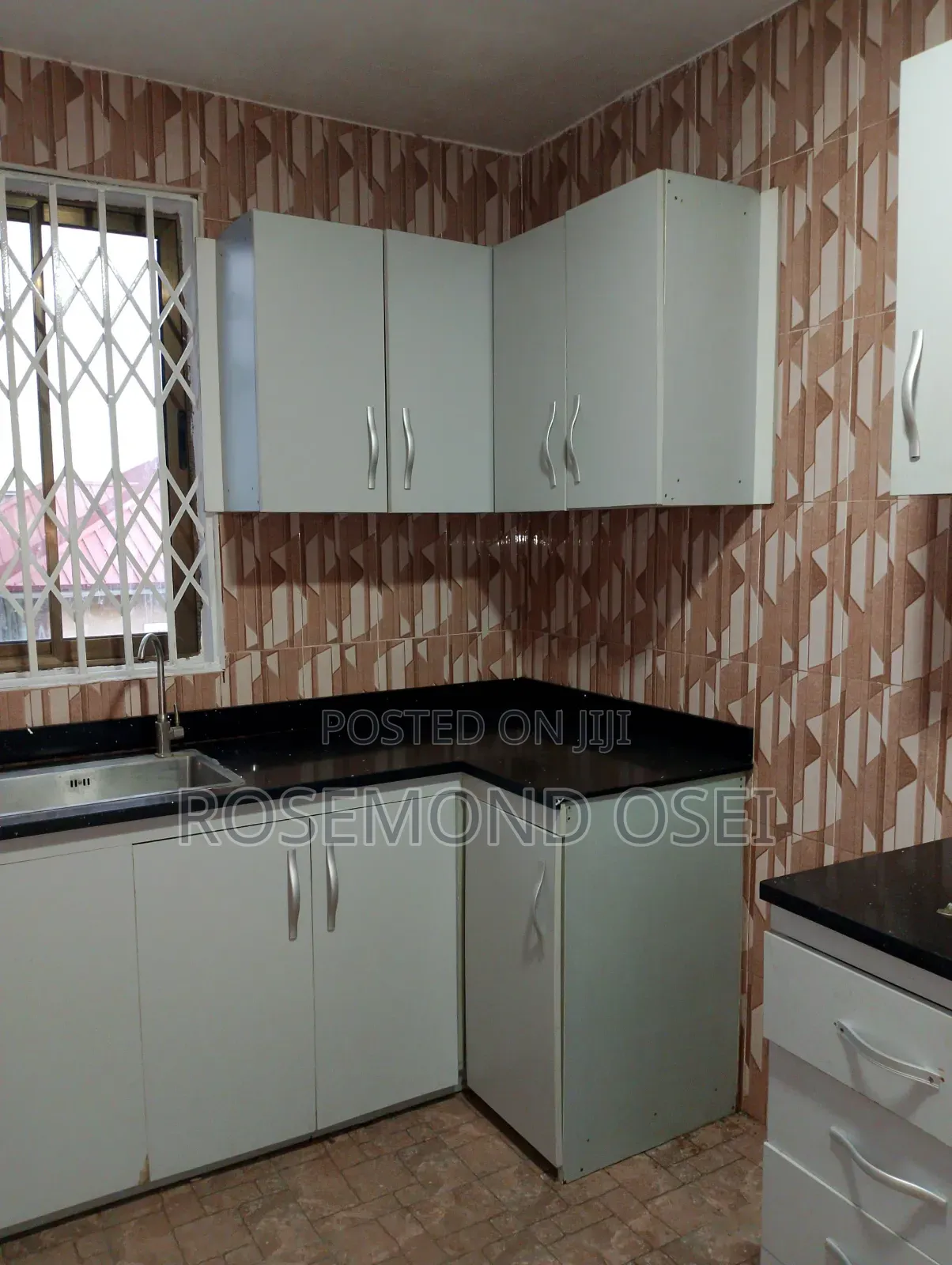 3bdrm Apartment in Madina, Zongo Junction for rent