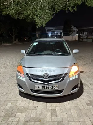 Toyota Yaris Base Sedan 4dr 2010 Silver