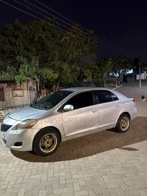 Toyota Yaris Base Sedan 4dr 2010 Silver