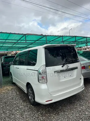 Toyota Voxy X L Edition 2WD 8-Seater 2013 White