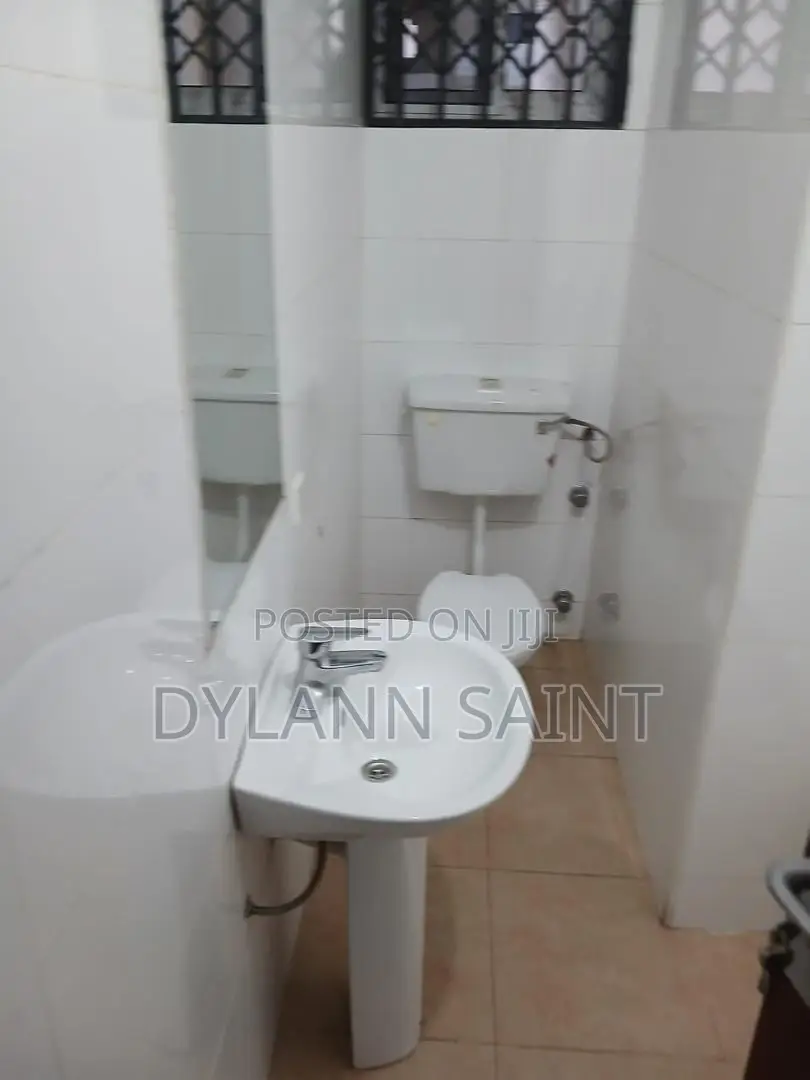 5bdrm House in Tema Community 25 for sale