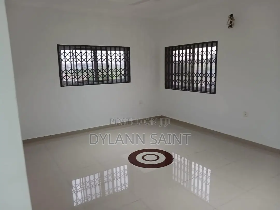 5bdrm House in Tema Community 25 for sale