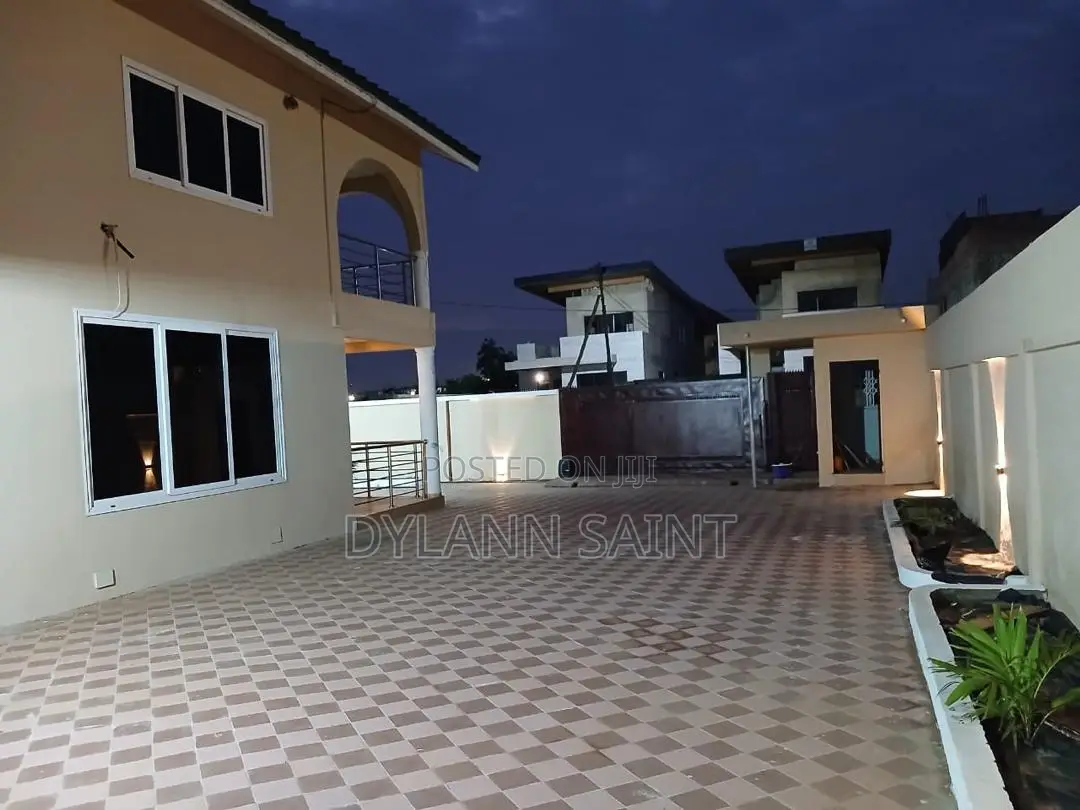 5bdrm House in Tema Community 25 for sale