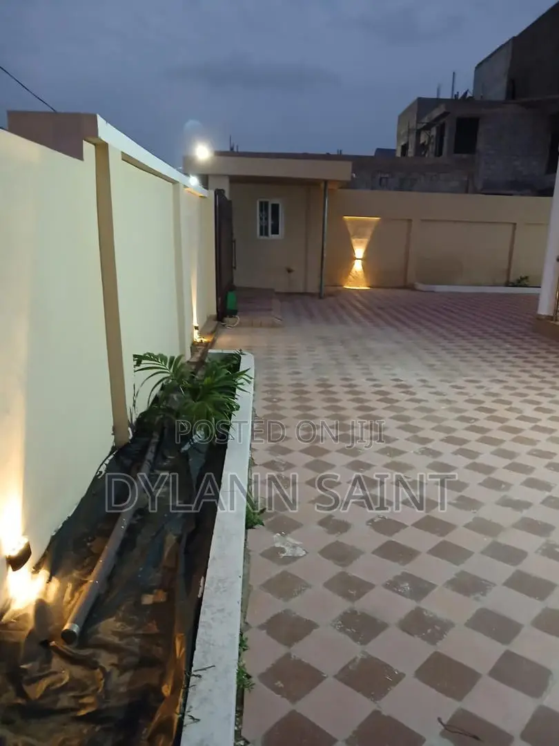5bdrm House in Tema Community 25 for sale