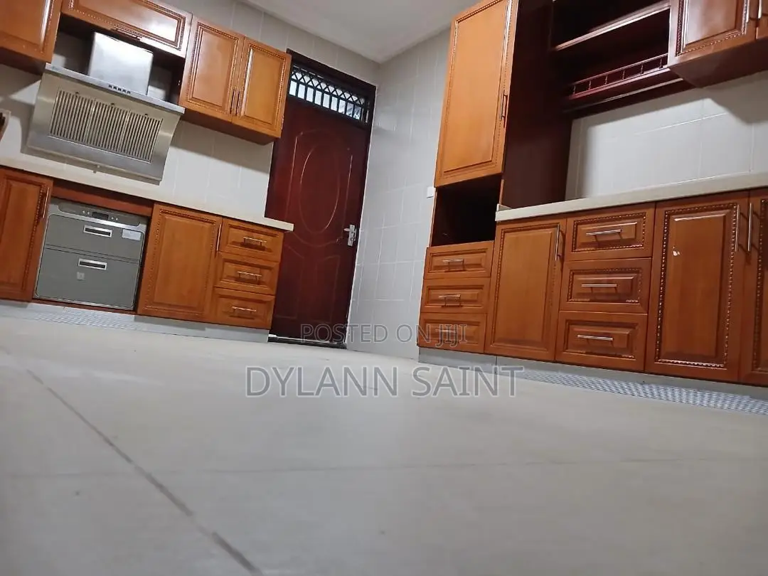 5bdrm House in Tema Community 25 for sale
