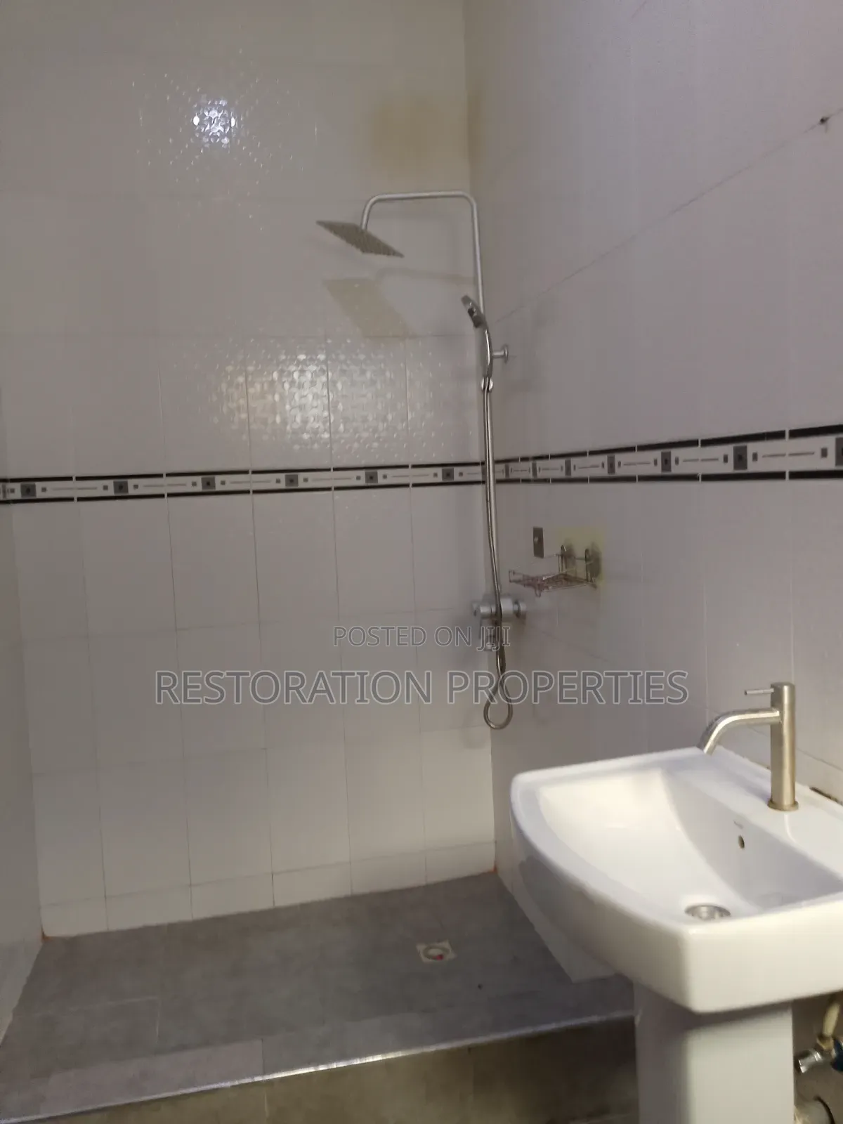 4bdrm House in Lake Side Estate Com for rent