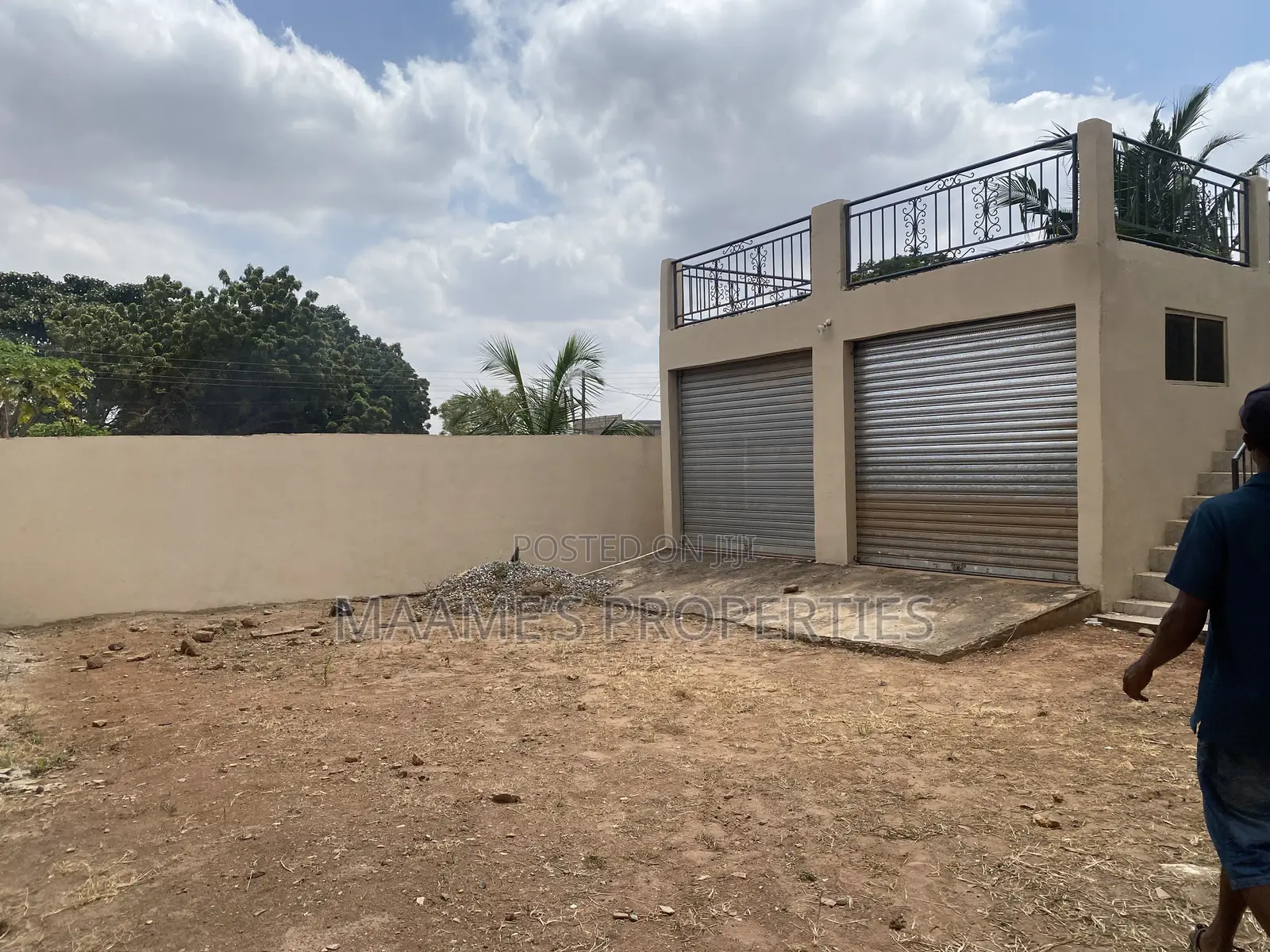 8bdrm Duplex in Oyarifa for sale
