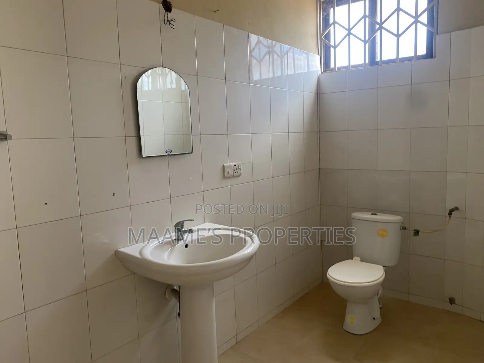 8bdrm Duplex in Oyarifa for sale