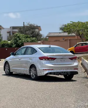 Hyundai Elantra 2018 Silver