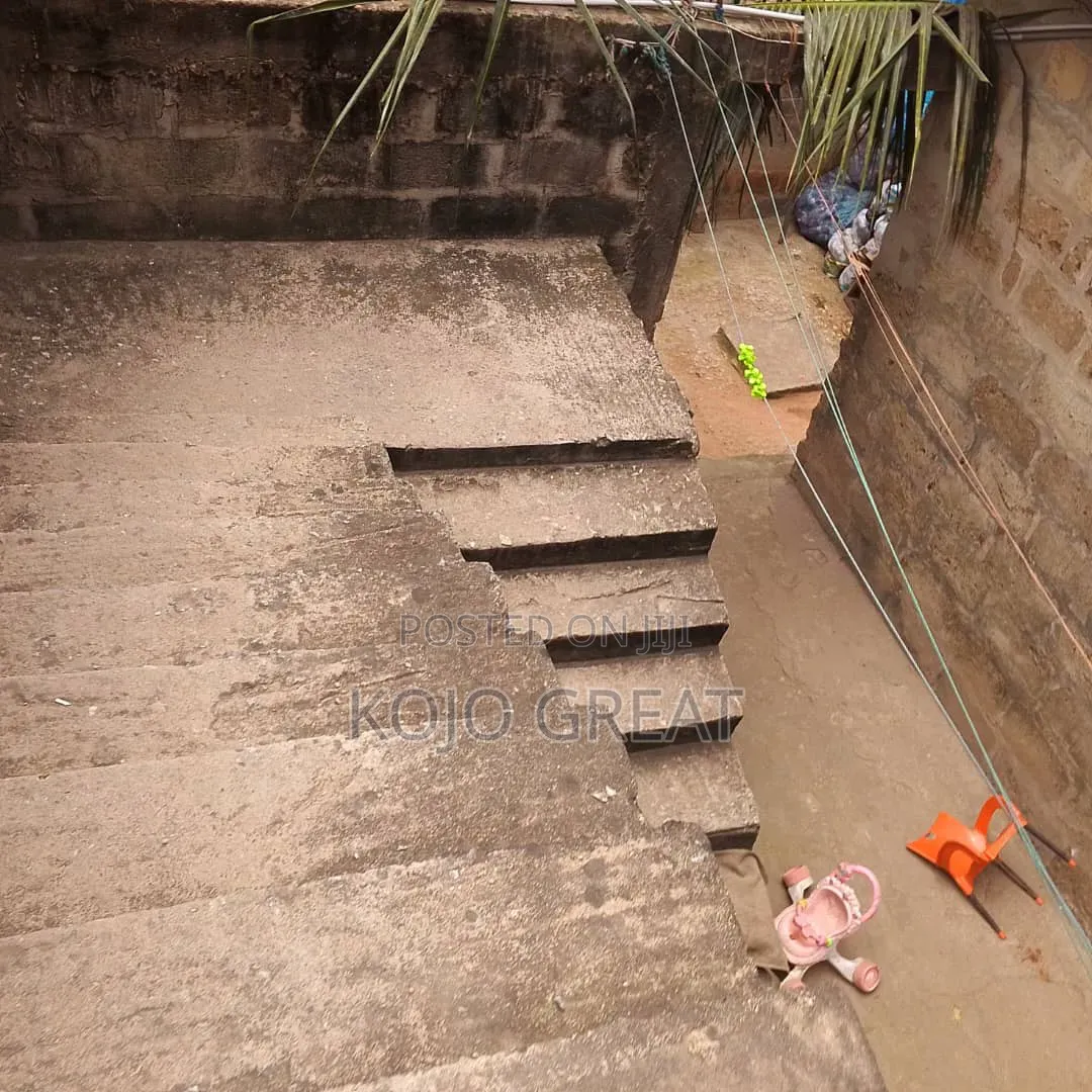 7bdrm House in Sowutuom, Last Stop for sale