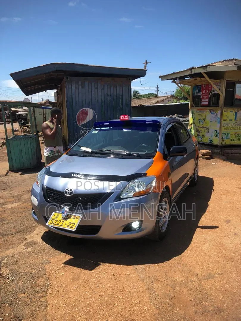 Toyota Yaris Base Sedan 4dr 2010
