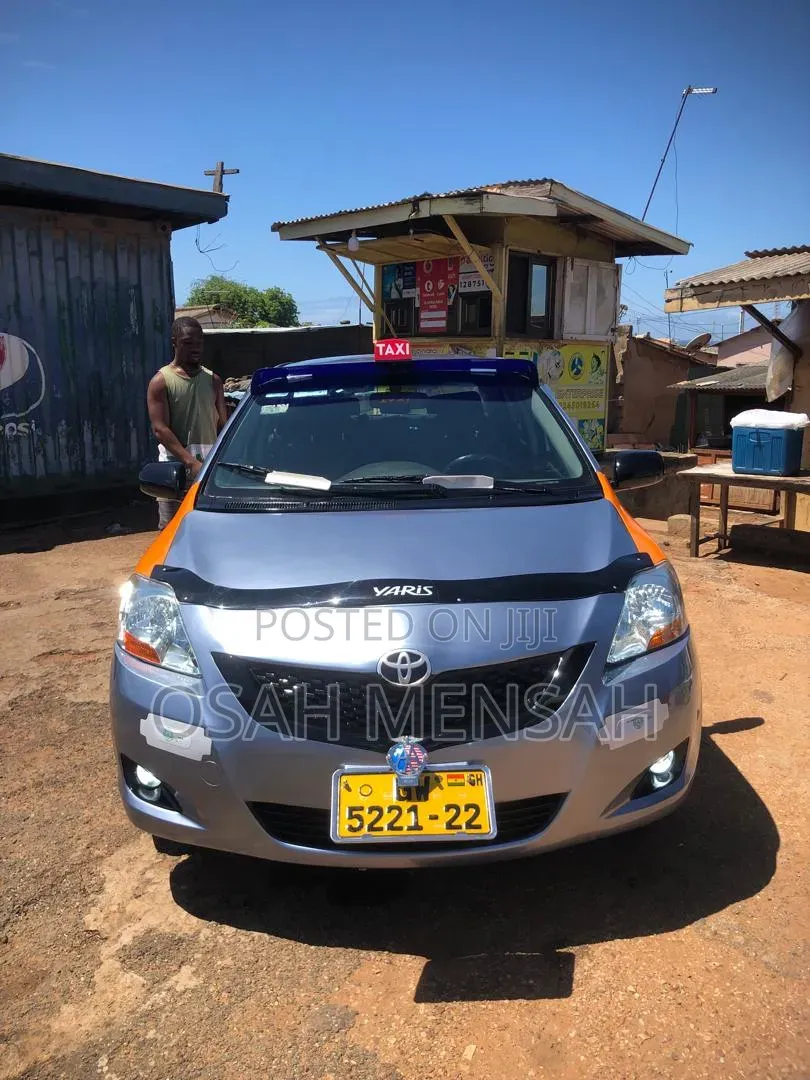 Toyota Yaris Base Sedan 4dr 2010