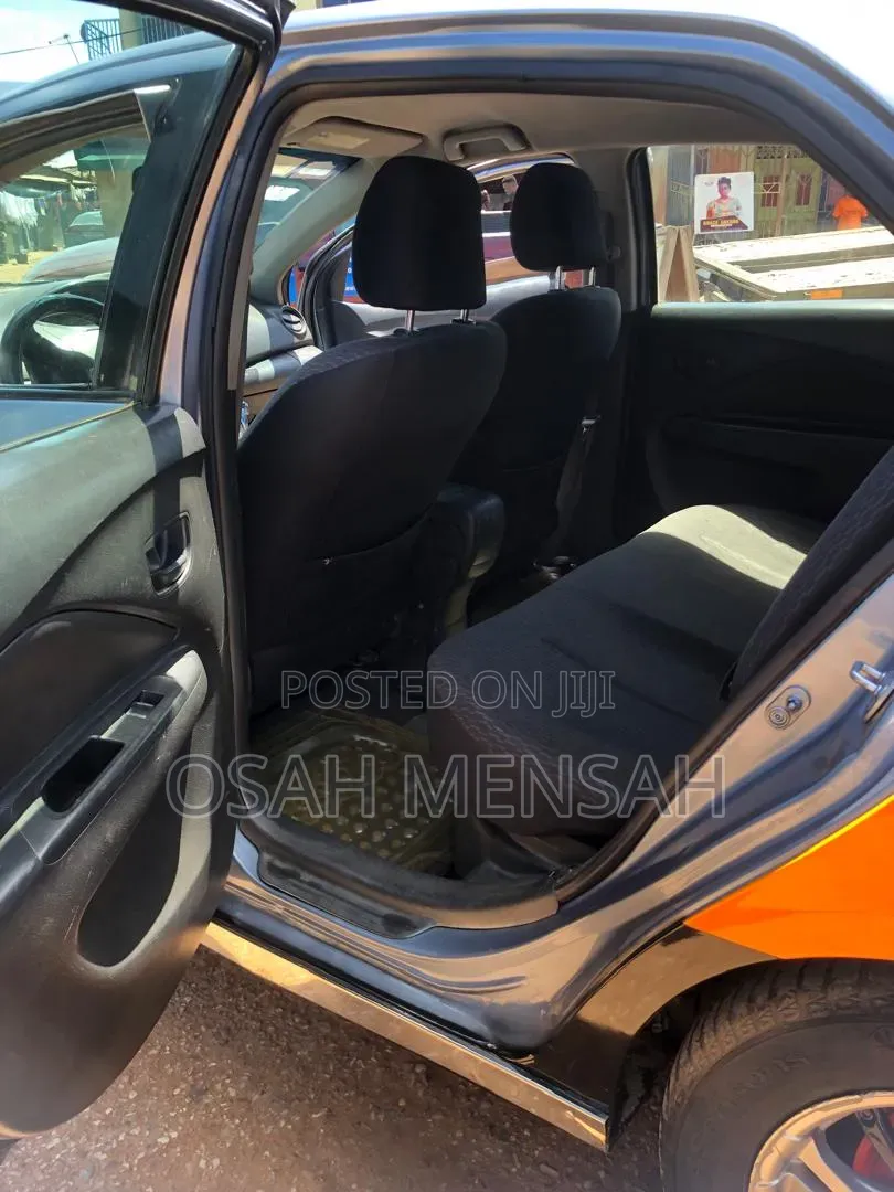 Toyota Yaris Base Sedan 4dr 2010