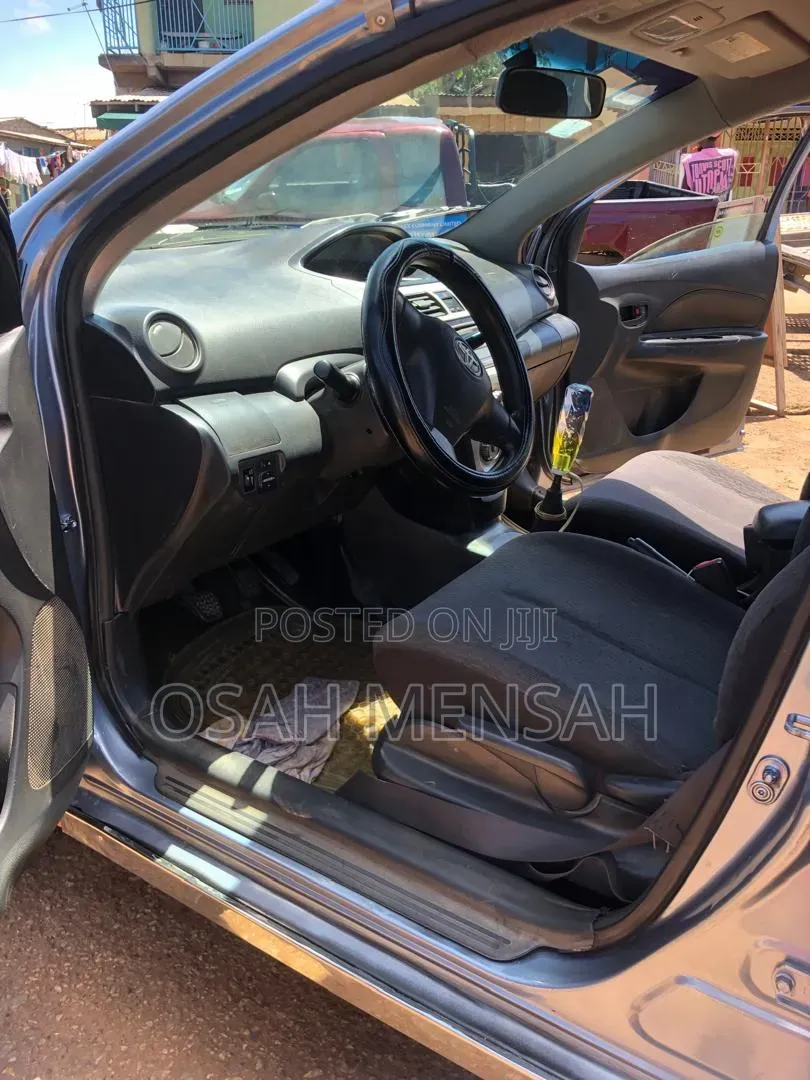 Toyota Yaris Base Sedan 4dr 2010
