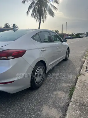Hyundai Elantra Limited Sedan FWD (2.0L 4cyl 6A) 2017 Silver