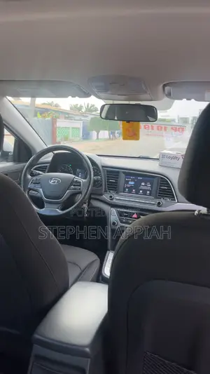 Hyundai Elantra Limited Sedan FWD (2.0L 4cyl 6A) 2017 Silver