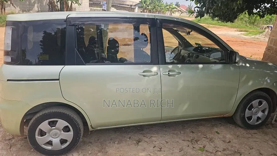 Toyota Sienta 2011 Green