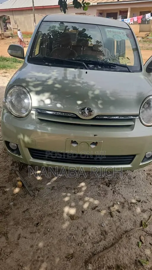Toyota Sienta 2011 Green