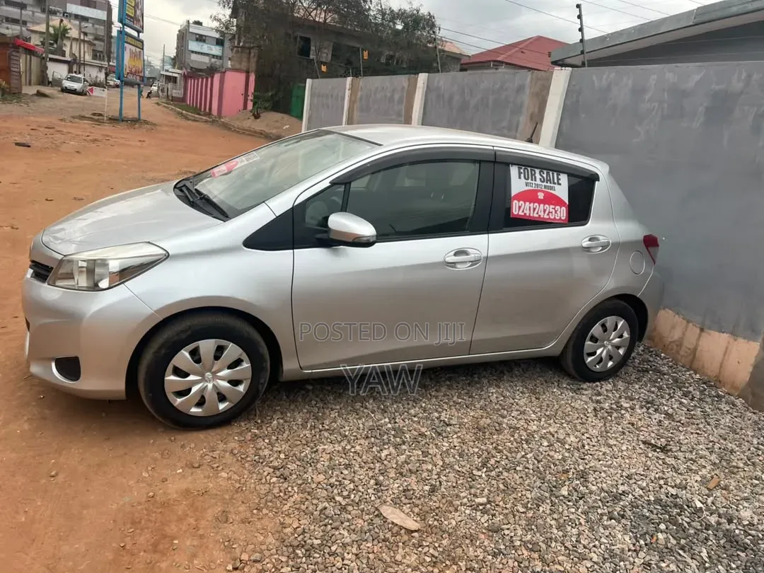 Toyota Vitz 2012 Silver