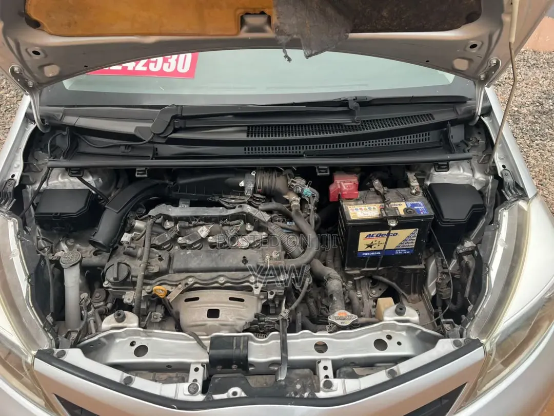 Toyota Vitz 2012 Silver