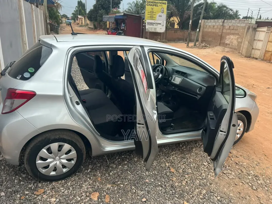 Toyota Vitz 2012 Silver