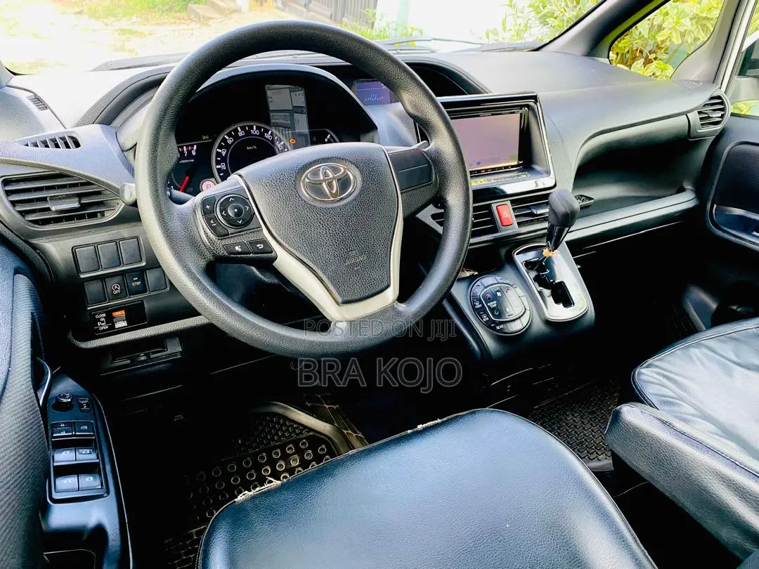 Toyota Voxy X 4WD 7-Seater 2015 Pearl