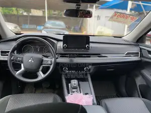 Mitsubishi Outlander SE 2024 Red