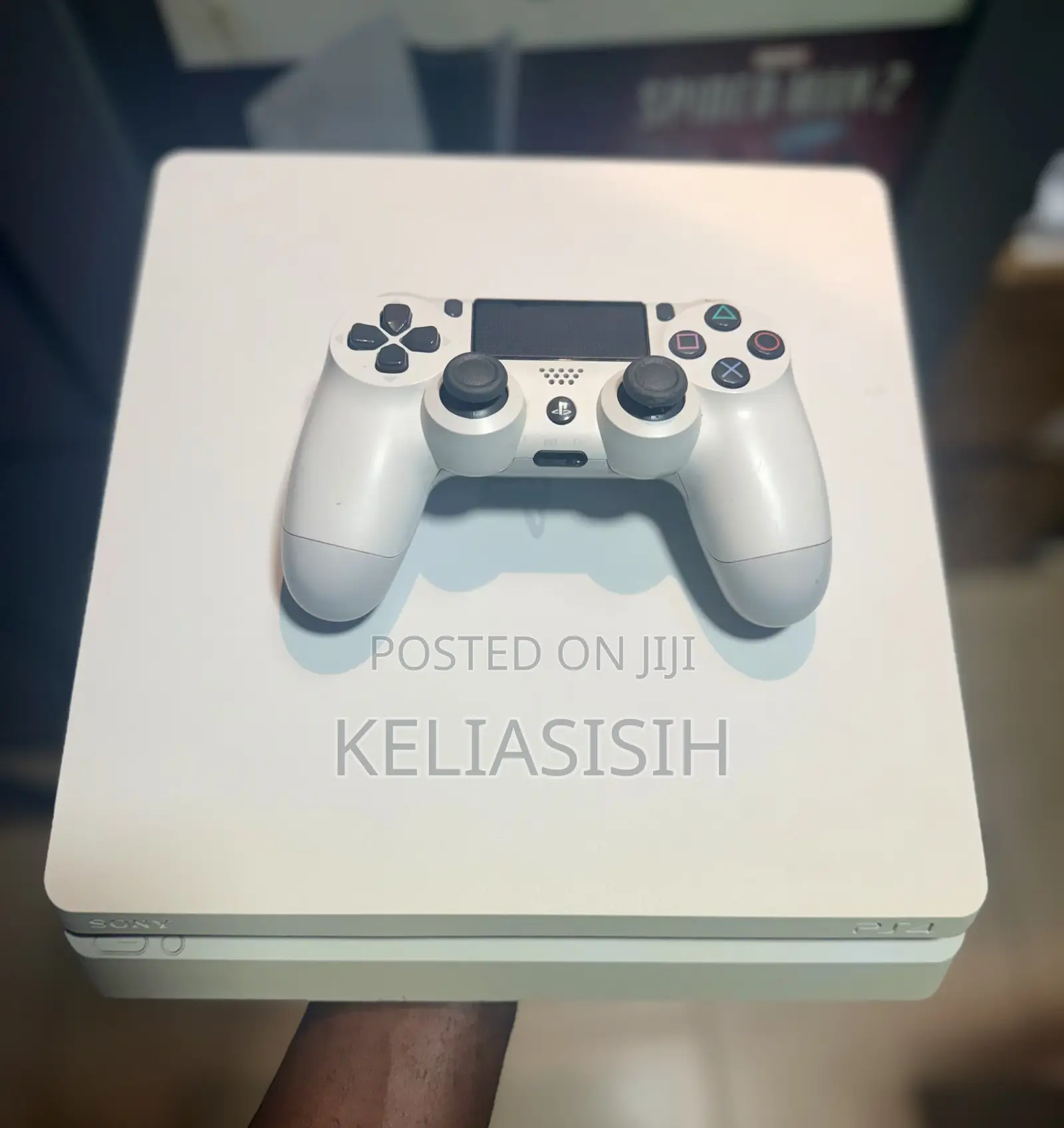 White PS4 Slim
