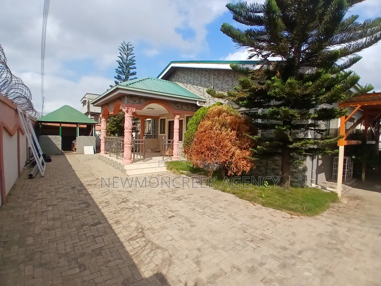 4bdrm Bungalow in Oyibi Sasabi, Sasaabi for sale