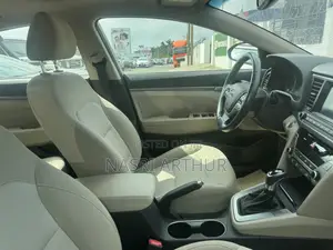 Hyundai Elantra SE 2018 Gold