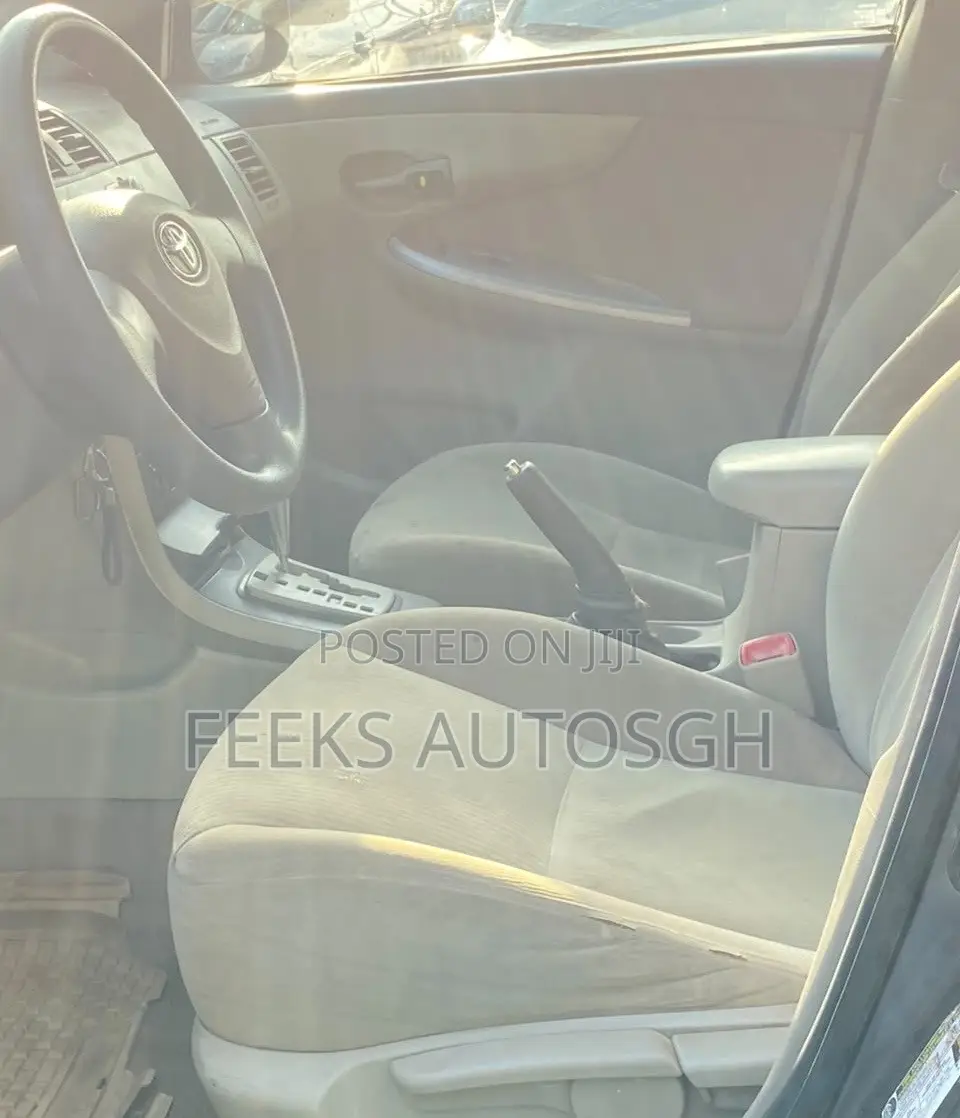 Toyota Corolla LE 4dr Sedan (1.8L 4cyl 4A) 2010 Gray