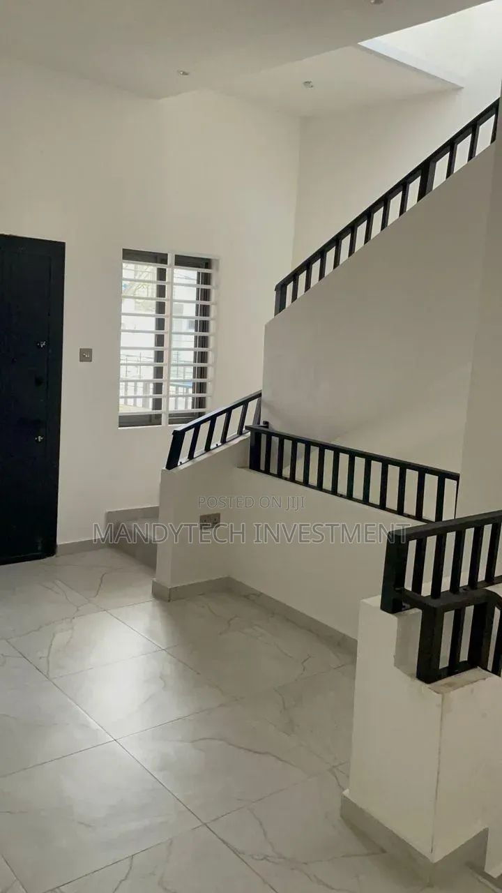 4bdrm Duplex in School Junction for rent