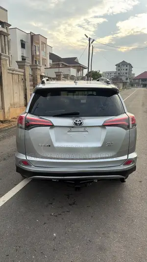 Toyota RAV4 XLE AWD (2.5L 4cyl 6A) 2017 Silver