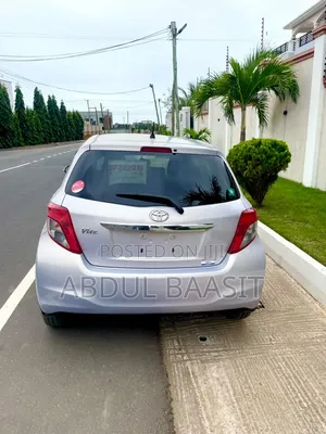 Toyota Vitz 1.3 FWD 5dr 2012 Silver