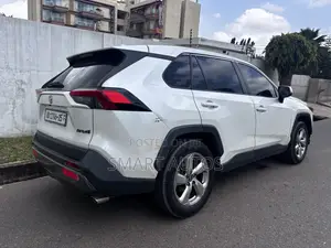 Toyota RAV4 Limited 2021 White