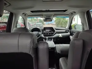 Toyota Highlander XLE 2022 Blue