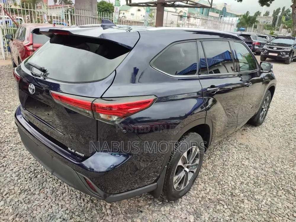 Toyota Highlander XLE 2022 Blue