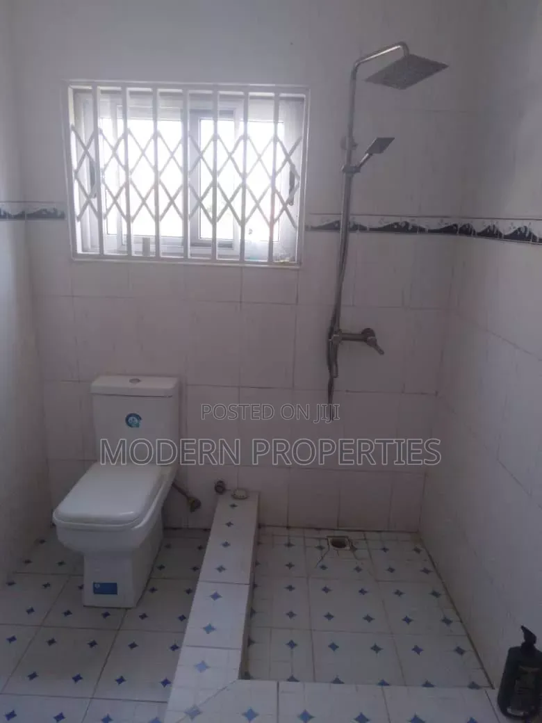 5bdrm House in Modern Properties, Teshie for rent
