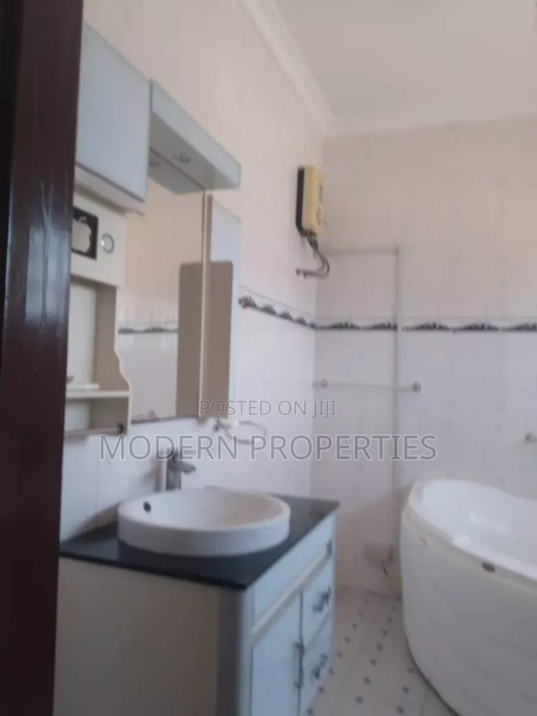 5bdrm House in Modern Properties, Teshie for rent