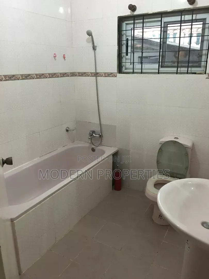 3bdrm House in Modern Properties, Lashibi for rent