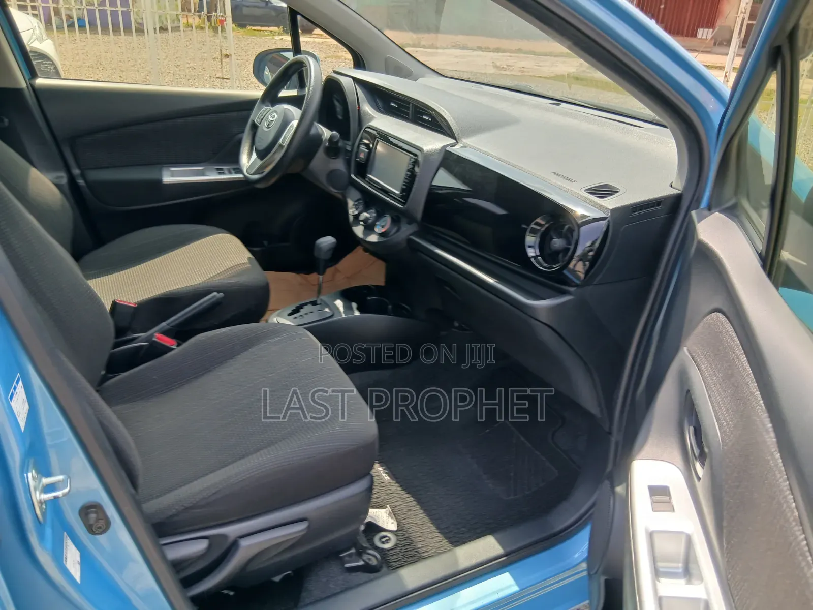 Toyota Vitz 1.3 AWD 5dr 2016 Blue