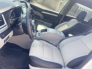 Toyota Highlander LE 2019 White